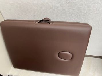 整体などの施術が行いやすいマッサージベットも完備。 - MIYAZAKI GYM川崎店 個室のレンタルジム-パワーラックスペース①の室内の写真