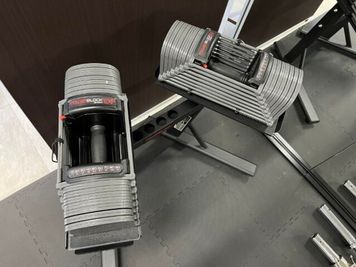 ダンベルは41㎏まで1～2㎏ずつ調整できるパワーブロックです。 - MIYAZAKI GYM川崎店 個室のレンタルジム-スミスマシンスペース②の設備の写真