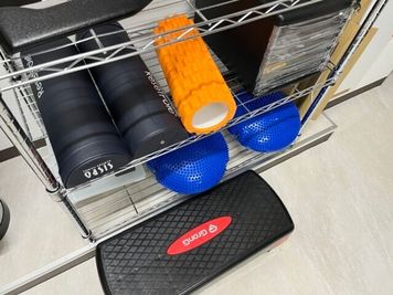 ハーフポール、フォームローラー、バランスディスク、ステップ台 - MIYAZAKI GYM川崎店 個室のレンタルジム-スミスマシンスペース②の設備の写真