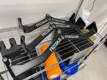 様々な手幅のマググリップもございます。 - MIYAZAKI GYM川崎店 個室のレンタルジム-スミスマシンスペース②の設備の写真