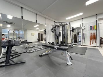 壁際に大きな鏡が並んでおりフォームを確認しながらのトレーニングが可能です。 - MIYAZAKI GYM川崎店 個室のレンタルジム-スミスマシンスペース②の室内の写真