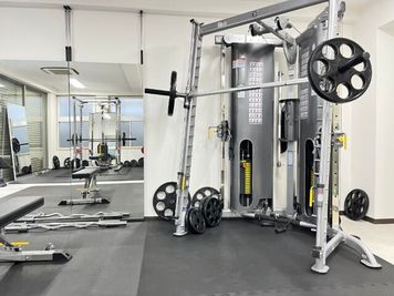 スミスマシンはもちろん、マルチケーブルならではのトレーニングが行えます。 - MIYAZAKI GYM川崎店 個室のレンタルジム-スミスマシンスペース②の室内の写真