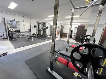 ベンチプレスやスクワットなど様々なトレーニングを行えます。 - MIYAZAKI GYM川崎店 個室のレンタルジム-パワーラックスペース①の室内の写真