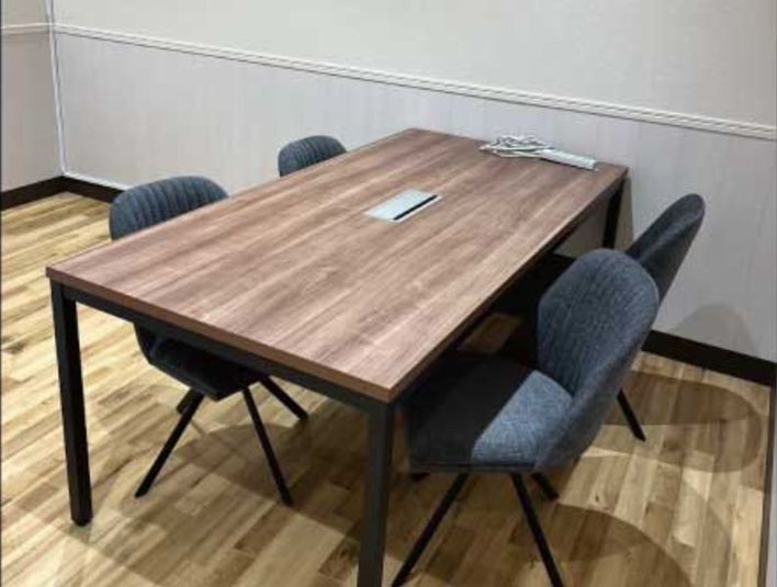 ４名テーブル（通話・会話OK） - コインスペースイオンタウン吉川美南店