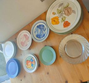 左から３番目までケーキなどのデザート皿、右上大皿、左下ガラス皿 - レンタルスペース・エンアルト 【商業利用可】キッチンつきレンタルスペースの設備の写真