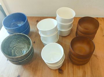 左、丼用大きめな器、真ん中スープ皿、左、お味噌汁やご飯用茶碗 - レンタルスペース・エンアルト 【商業利用可】キッチンつきレンタルスペースの設備の写真