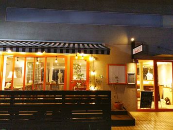 夜の雰囲気 - レンタルスペース・エンアルト 【商業利用可】キッチンつきレンタルスペースの外観の写真