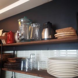 ピッチャーやポット、大皿、木の皿etcあります - レンタルスペース・エンアルト 【商業利用可】キッチンつきレンタルスペースの設備の写真