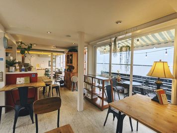 各机にコンセント完備しています。 - レンタルスペース・エンアルト 【商業利用可】キッチンつきレンタルスペースの室内の写真