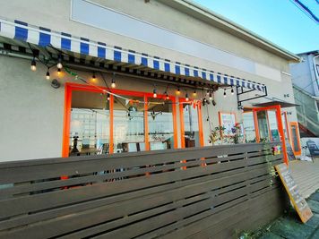 オレンジ色の建物が目印です。 - レンタルスペース・エンアルト 【商業利用可】キッチンつきレンタルスペースの入口の写真