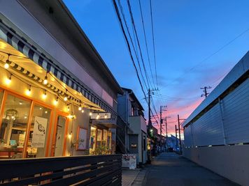 テラス席には照明があり夜は綺麗です。 - レンタルスペース・エンアルト 【商業利用可】キッチンつきレンタルスペースの室内の写真