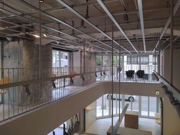 下の階もオプションでお貸出可能です。 - 本町・心斎橋駅より徒歩圏内・展示会や物販に最適！イベントにも 店舗併設イベントスペースの室内の写真