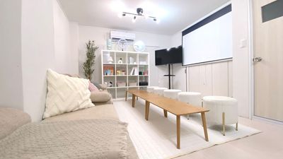 特大プロジェクターで映画鑑賞🎞️や推し活🤍🖤※無料設備のため機器トラブル対応や返金対応はできかねますのでご了承ください。 - Terrace【テラス】京都七条 Terrace【テラス】京都七条🤍韓国風インテリア🤍の室内の写真