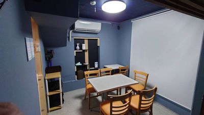 机3台・椅子6脚・エアコン有 - Wellsideランドリー 貸切レンタルスペースの設備の写真