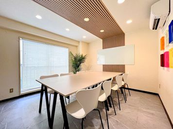 【ベストホスト運営】⚡️代官山3分⚡️デザイン会社監修の上質会議室。Wi-Fi・モニター完備。撮影控室やセミナー・会議に最適 - 代官山・恵比寿の貸し会議室｜エフスペ
