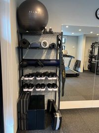 各種トレーニング用品の他にレンタルシューズも用意しております - KOSOREN GYM 貸切レンタルジムの設備の写真