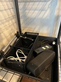 Bluetoothスピーカー、充電器、スマホやカメラを取り付けできる三脚も用意しております - KOSOREN GYM 貸切レンタルジムの設備の写真
