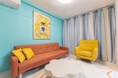 可愛いお部屋でのミーティングや交流会、懇親会にぜひご利用ください！ - YUMEMIRU POP《梅田店》 貸し会議室YUMEMIRU POP《梅田店》の室内の写真