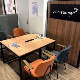 ※現在アクリル板の設置はございません。 - コインスペース八王子オーパ店 ４名テーブル（通話・会話OK）の室内の写真