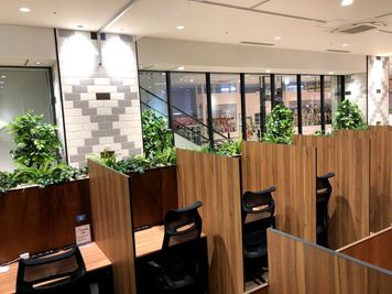 1名様用の自習・作業用スペース（通話・会話厳禁） - コインスペース八王子オーパ店