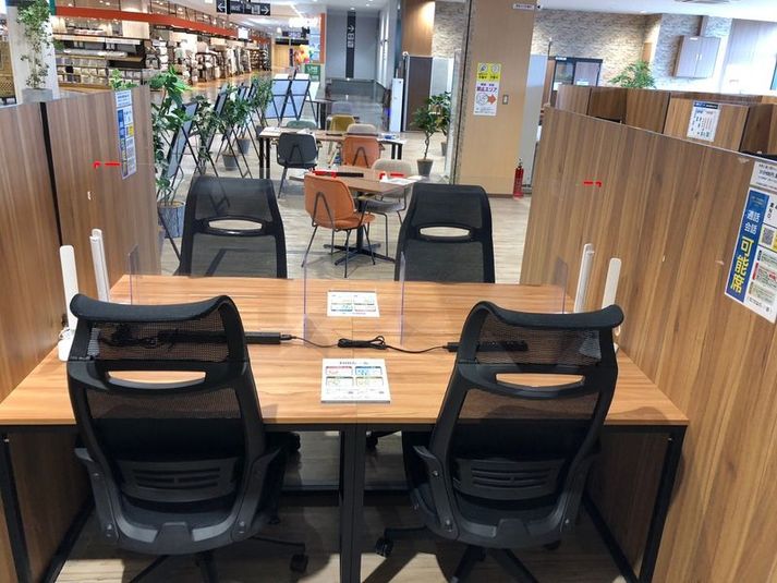 ４名テーブル（通話・会話OK） - コインスペースイオンタウン吉川美南店