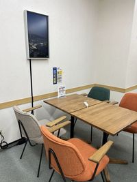 コインスペースくさつ平和堂店 4名テーブル（通話・会話OKなオープンスペース）の室内の写真