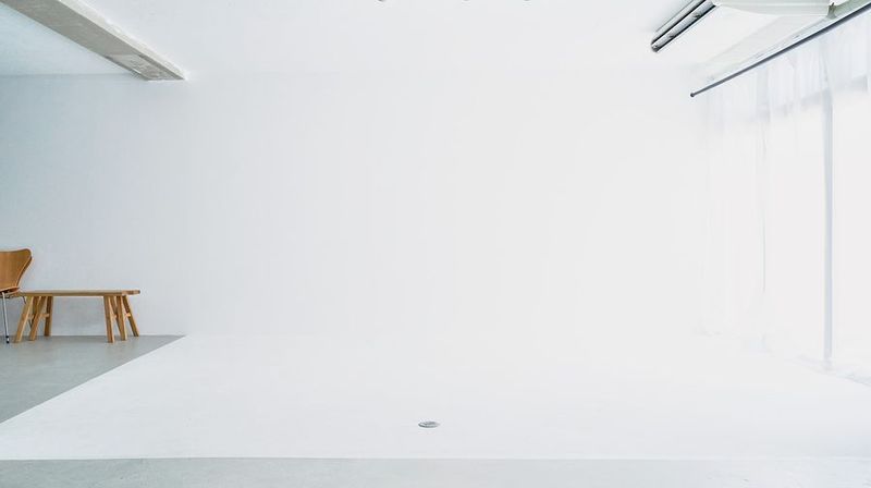 自然光の入る90平米の広々したスタジオ。機材の無料貸出しも充実 - CAMOME STUDIO