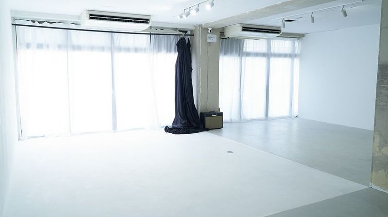 自然光の入る90平米の広々したスタジオ。機材の無料貸出しも充実 - CAMOME STUDIO