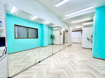 ・ダンスフロア横約5m×縦約2.2m
・ジムフロア横約2m×約縦2m
・幅4.5mのミラー - WHITEGYM横浜2号店 WHITEGYM横浜2号店/レンタルジムの室内の写真