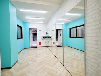 ・ダンスフロア横約5m×縦約2.2m
・ジムフロア横約2m×約縦2m
・幅4.5mのミラー - WHITEGYM横浜2号店 WHITEGYM横浜2号店/レンタルジムの室内の写真