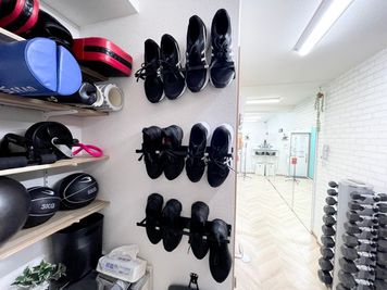 ・レンタルスニーカー無料貸出（サイズ23,24,25,26,27,28cm） - WHITEGYM横浜2号店 WHITEGYM横浜2号店/レンタルジムの室内の写真