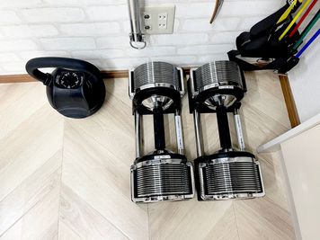 ・可変式ダンベル（32kgに可変式）
・可変式ケトルベル（3.6~18kgに可変式） - WHITEGYM横浜2号店 WHITEGYM横浜2号店/レンタルジムの室内の写真