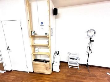 更衣スペース、ミニキッチン、トイレ、充電スペース（Bluetoothはここ）✨New open✨フットルースダンススタジオ神戸元町🕺 - Footloose Dance Studio KM ✨open割引継続中✨駅から徒歩30秒のダンススタジオの室内の写真