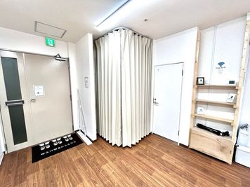 更衣スペースです、キッチンの照明をつけてご利用ください🕺 - Footloose Dance Studio KM ✨open割引継続中✨駅から徒歩30秒のダンススタジオの室内の写真