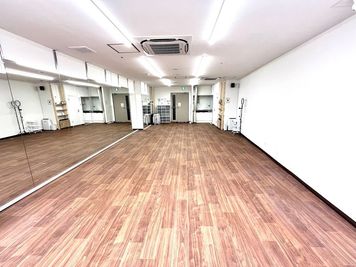 鏡の前に7-8名は余裕で並べる広さです♪
天井照明はLEDです🕺 - Footloose Dance Studio KM ✨open割引継続中✨駅から徒歩30秒のダンススタジオの室内の写真