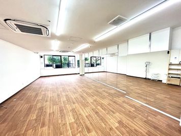 とにかく広い✨New open✨フットルースダンススタジオ神戸元町🕺 - Footloose Dance Studio KM ✨open割引継続中✨駅から徒歩30秒のダンススタジオの室内の写真