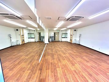 とにかく広い✨New open✨フットルースダンススタジオ神戸元町🕺 - Footloose Dance Studio KM ✨open割引継続中✨駅から徒歩30秒のダンススタジオの室内の写真