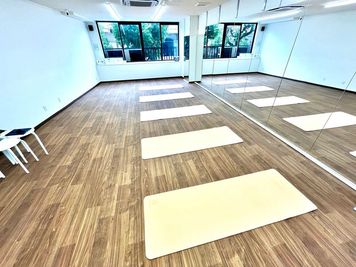 ヨガマット５枚置いても余裕な広々スペース🕺 - Footloose Dance Studio KM ✨open割引継続中✨駅から徒歩30秒のダンススタジオの室内の写真