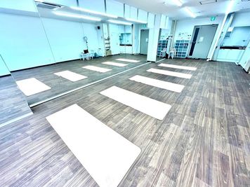 ヨガマット５枚置いても余裕な広々スペース🕺 - Footloose Dance Studio KM ✨open割引継続中✨駅から徒歩30秒のダンススタジオの室内の写真