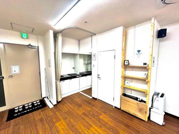 更衣スペース、ミニキッチン、トイレ、充電スペース（Bluetoothはここ）✨New open✨フットルースダンススタジオ神戸元町🕺 - Footloose Dance Studio KM ✨open割引継続中✨駅から徒歩30秒のダンススタジオの室内の写真