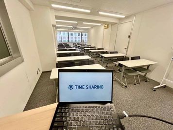 【司会台から一番後ろの席まで見渡せます】 - 【閉店】TIME SHARING 新橋駅前 リプロ新橋ビル  【閉店】6Aの室内の写真