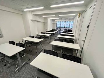 【スクール形式で32名着席可能】 - 【閉店】TIME SHARING 新橋駅前 リプロ新橋ビル  【閉店】6Aの室内の写真