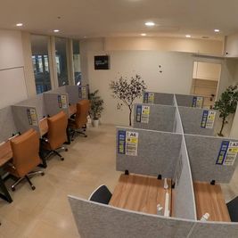 1名様用のWEB通話・会話可能席 - コインスペース相模大野ステーションスクエア店