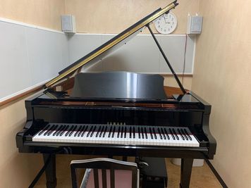ヤマハグランドピアノ
C2L - 名塚センター グランドピアノ・エレクトーン 防音部屋　S1教室の室内の写真