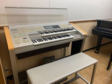 ヤマハエレクトーン
０２カスタム（バイタライズ） - 名塚センター グランドピアノ・エレクトーン 防音部屋　S1教室の室内の写真