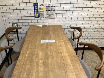 コインスペース三宮オーパ２店[9階] ４名テーブル（通話・会話OK）の室内の写真
