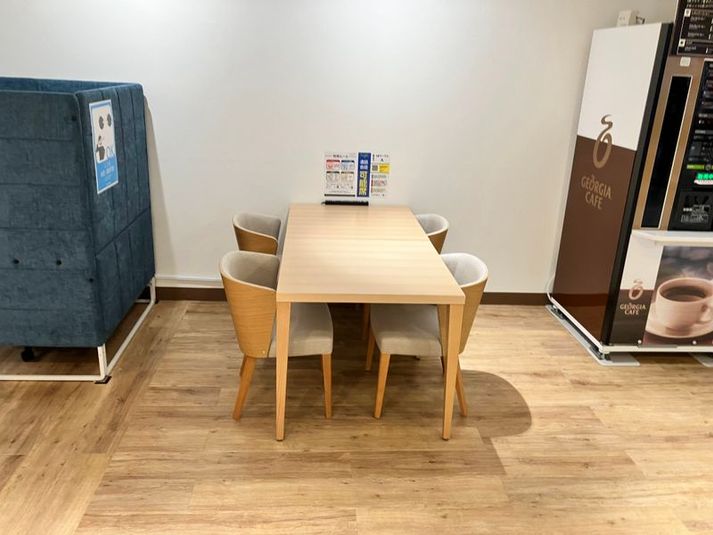 ４名テーブル（通話・会話OK） - Pラウンジ by coin space（コインスペース）