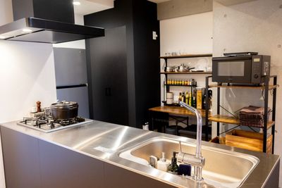 キッチンの大きさ、部屋の綺麗さに自信あり★ガスコンロ、オーブンレンジ、炊飯器も完備!!  - FiT FEAST