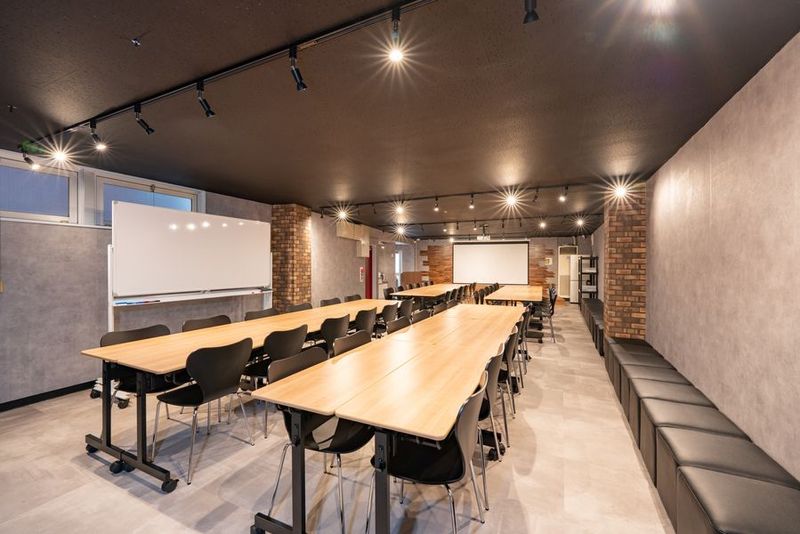 席数84、立食100名のイベントスペース・貸会議室【SS01】 - LAMP 新橋汐留店