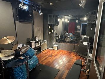 《駅近・無料駐車場有》吉祥寺からもバスで武蔵関駅入口下車５秒🎸バンド・ダンス練習に使える完全防音・中規模多目的スタジオ - サウンドショット武蔵関店
